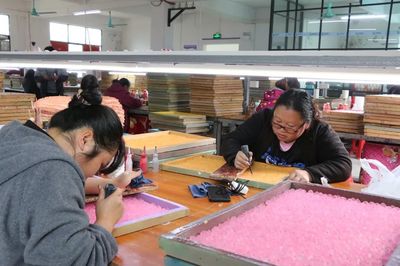 荔波扶貧車間里的“致富玩具” 工人月入破萬，小產(chǎn)品撬動(dòng)大幸福